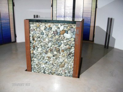 Fotografia del cubo di vetro e di acciaio