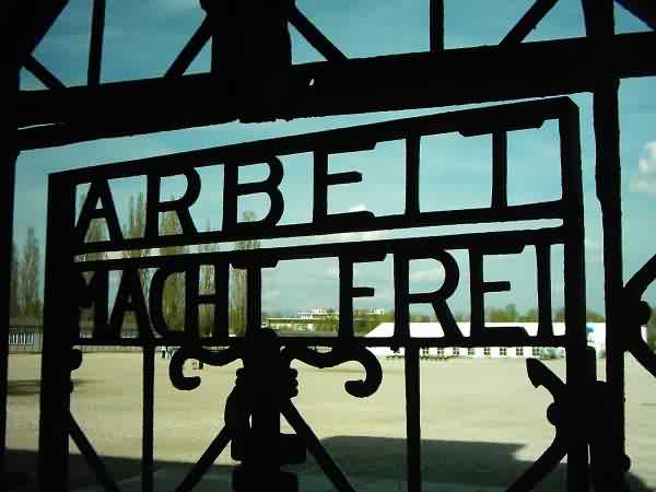 Fotografia della scritta Arbeit Macht Frei, subito dopo la guerra 