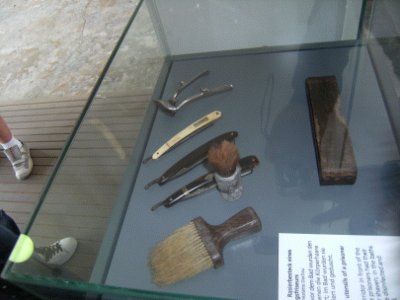Fotografia degli oggetti con cui rasavano i detenuti